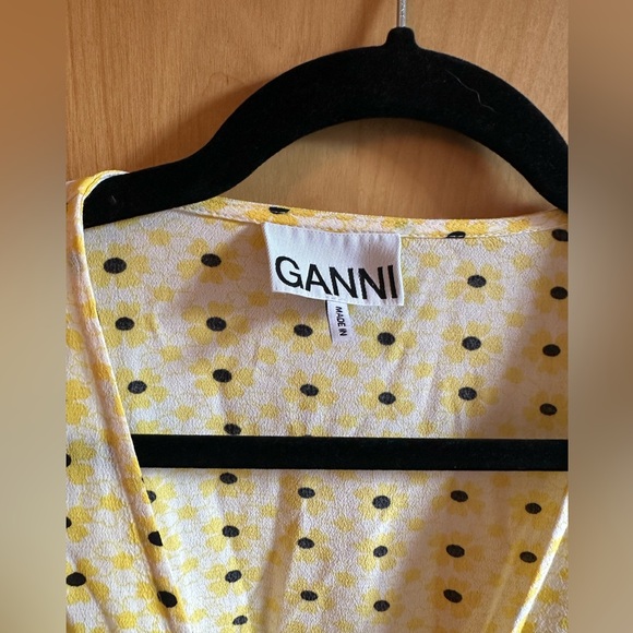 FLORAL PRINT WRAP BLOUSE IN YELLOW - Picture 4 of 5